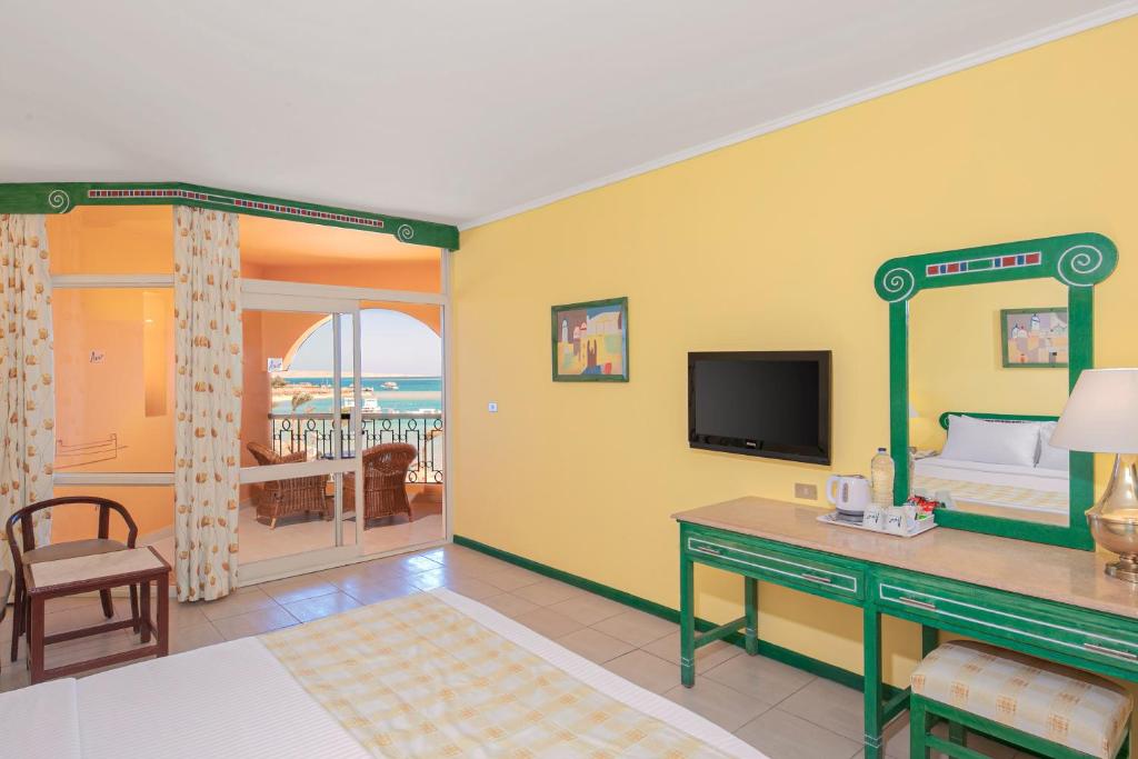 TV a/nebo společenská místnost v ubytování Giftun Azur Resort