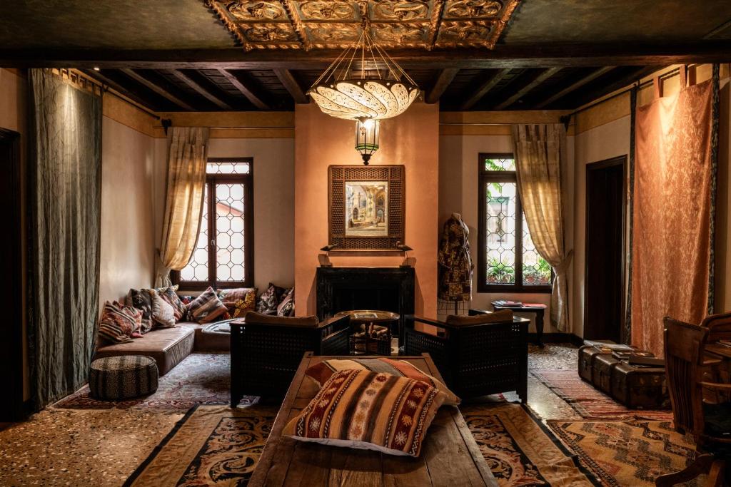 a living room with a couch and a chandelier at Novecento - By Romanelli Family in Venice