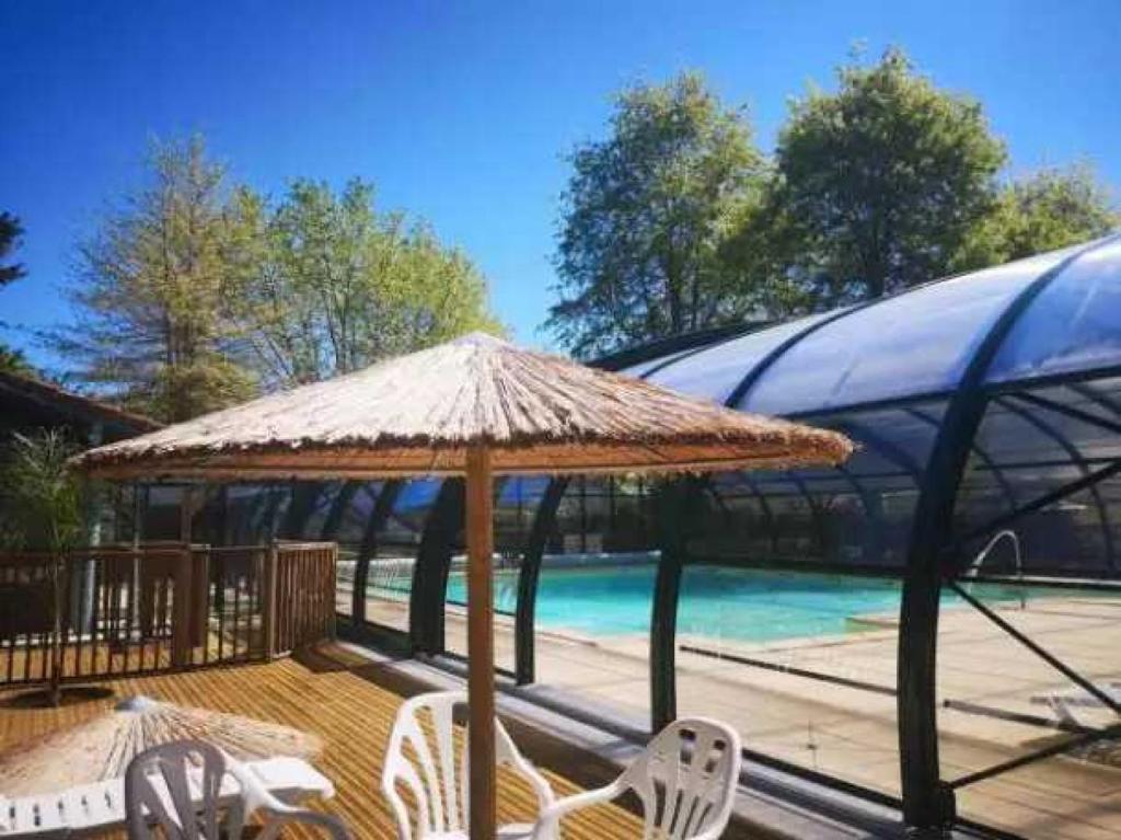 Bazén v ubytování Camping 4 étoiles - Piscine - eecabc nebo v jeho okolí