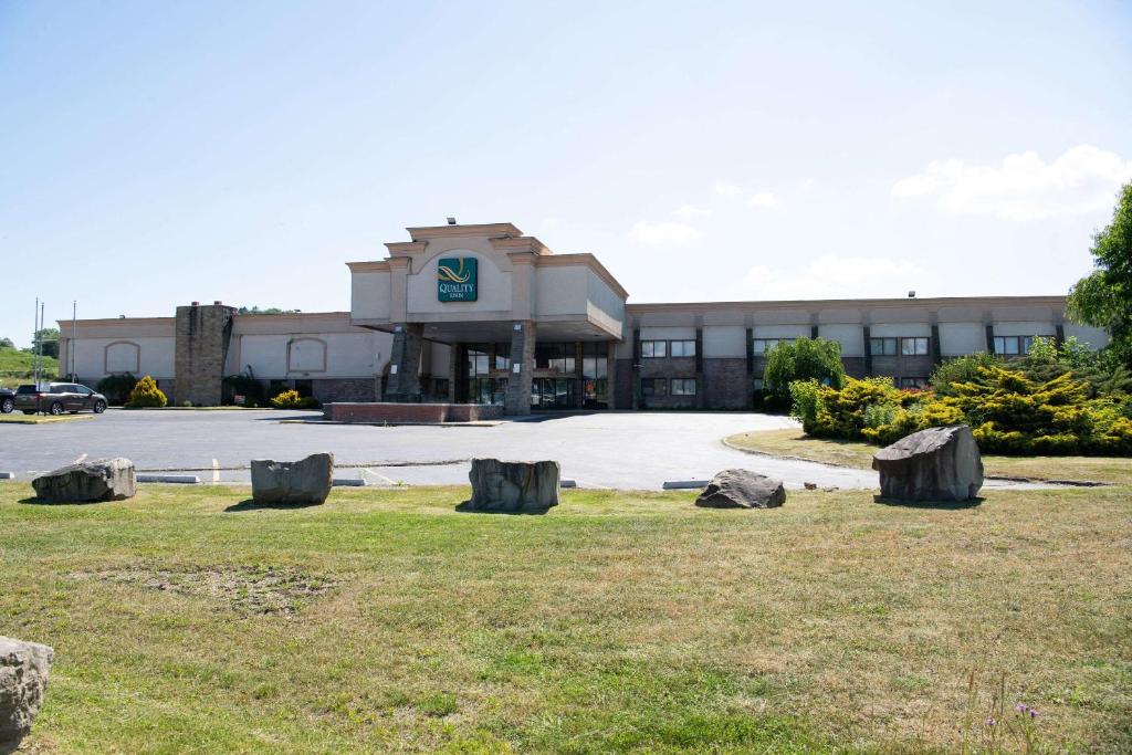 サマセットにあるQuality Inn & Conference Centerの前方の芝生に岩を植えた建物