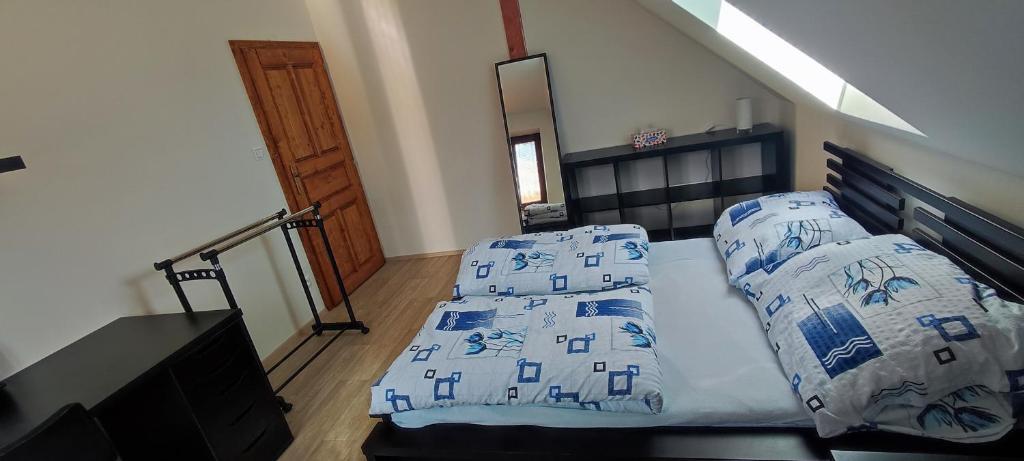 Postel nebo postele na pokoji v ubytování Chalupa Kadov 99