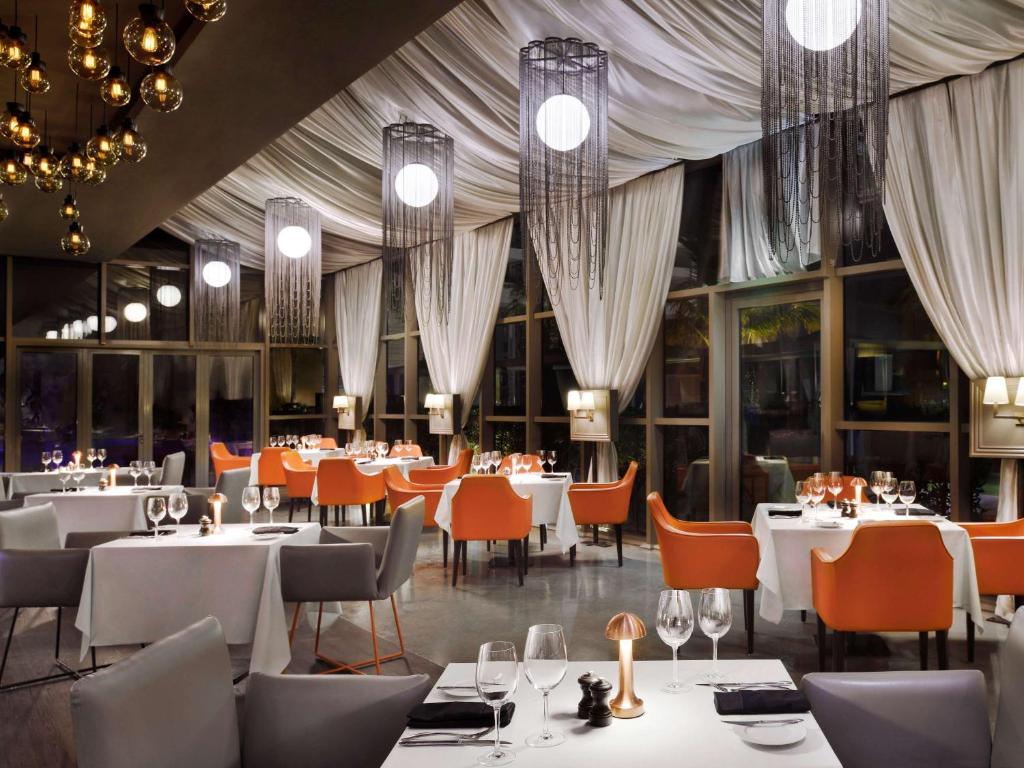 Ein Restaurant oder anderes Speiselokal in der Unterkunft Mövenpick Hotel Jumeirah Beach 