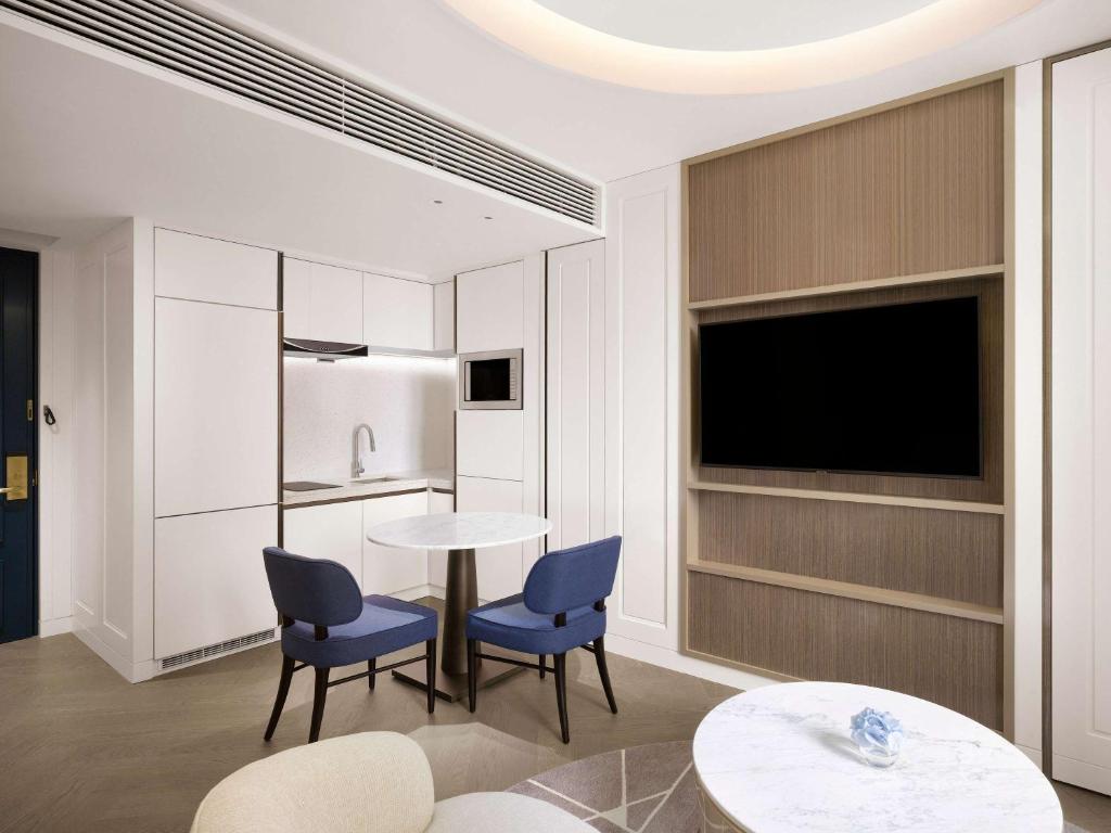 Uma TV ou centro de entretenimento em Sofitel Ambassador Seoul Hotel & Serviced Residences