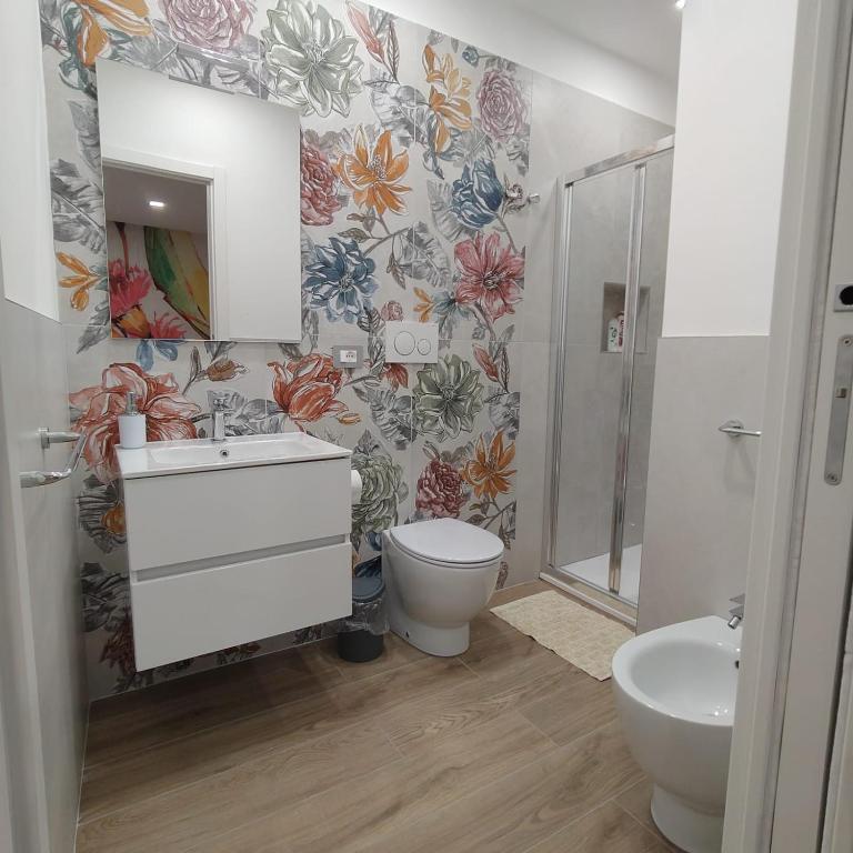 un bagno con wc, lavandino e doccia di B&B Lamezia Terme Centro a Lamezia Terme