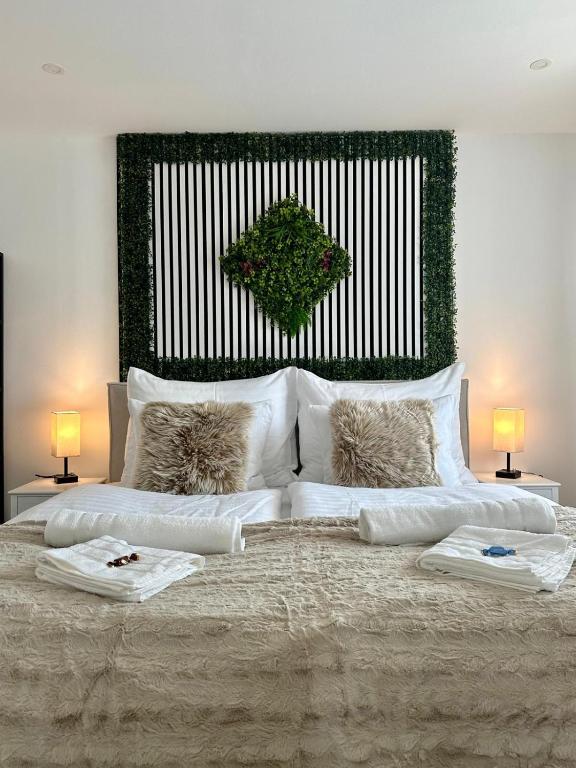 Postel nebo postele na pokoji v ubytování Greenside Suite
