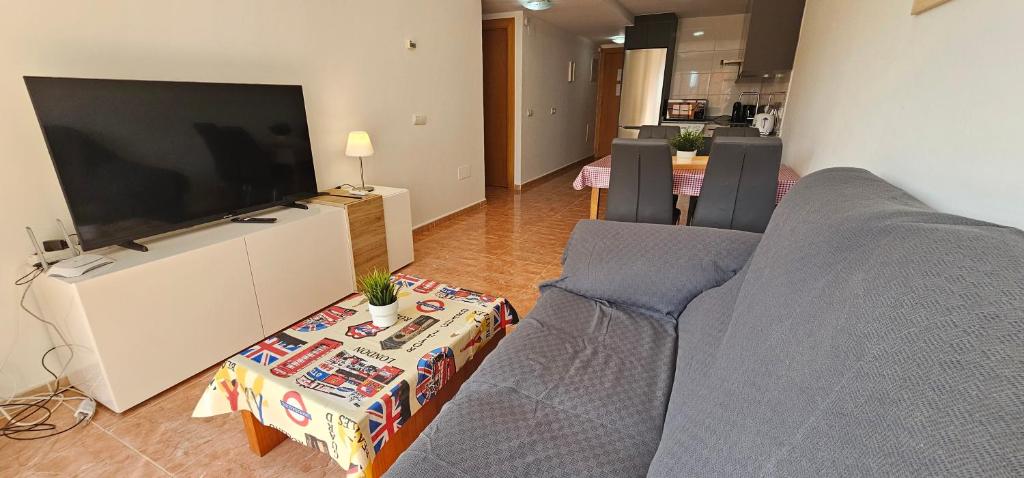 TV a/nebo společenská místnost v ubytování Homes of Spain, Apartamentos Paraiso , Ed Palmerston, Atico K a pie de playa, piscina privada en solarium, WiFi