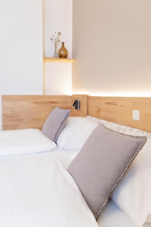 Un pat sau paturi într-o cameră la FrühstücksHotel Scharinger