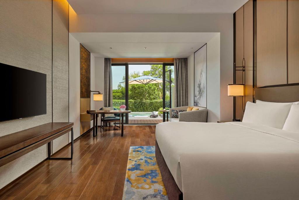 TV a/nebo společenská místnost v ubytování Hilton Shanghai Fengxian