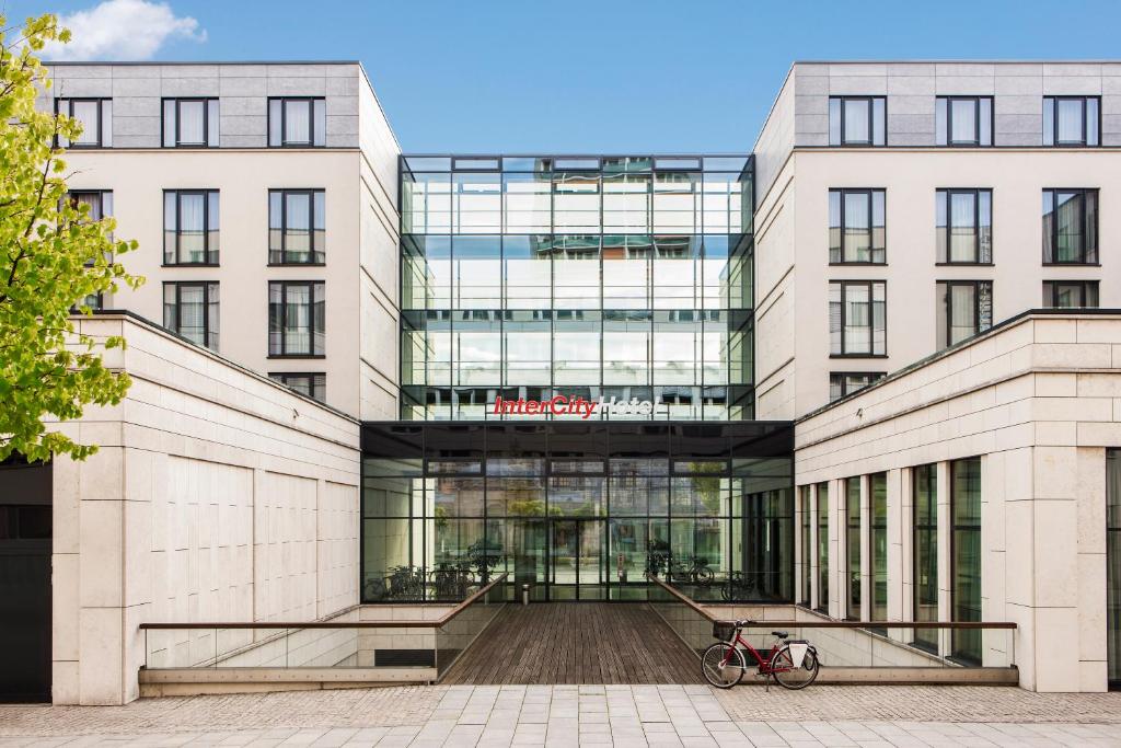 ein Gebäude mit einem Fahrrad davor in der Unterkunft IntercityHotel Dresden in Dresden