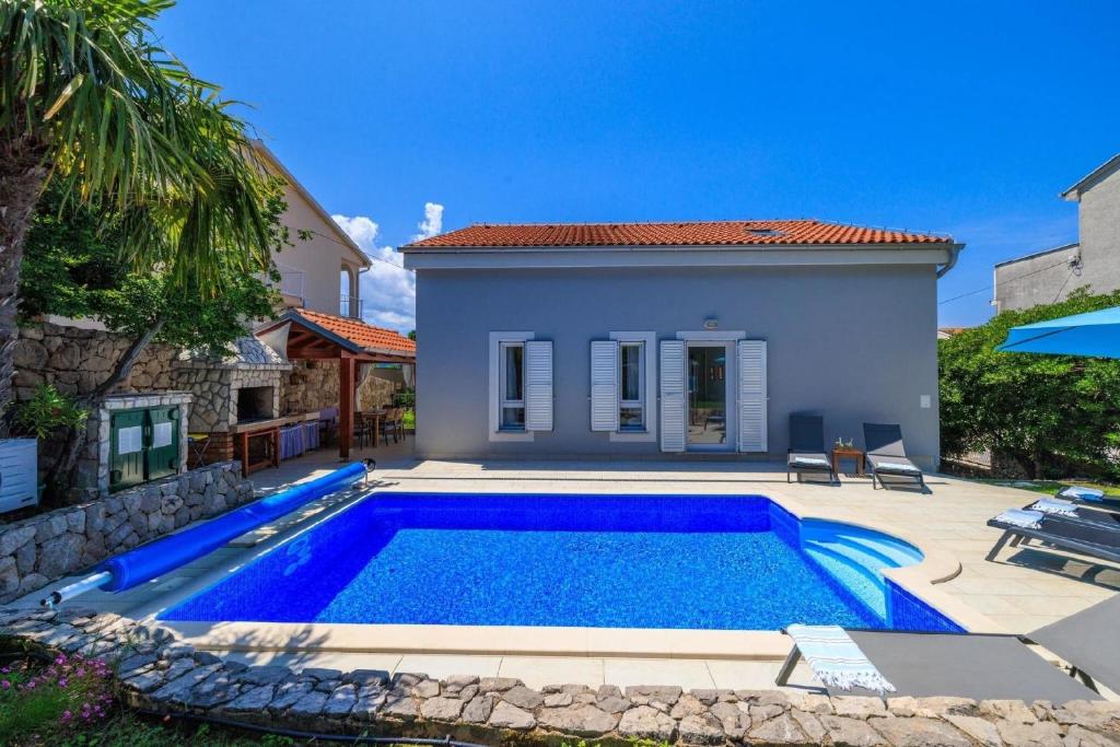 ein Swimmingpool vor einem Haus in der Unterkunft Ferienhaus für 6 Personen ca 90 m in Dramalj, Kvarner Bucht Crikvenica und Umgebung in Dramalj