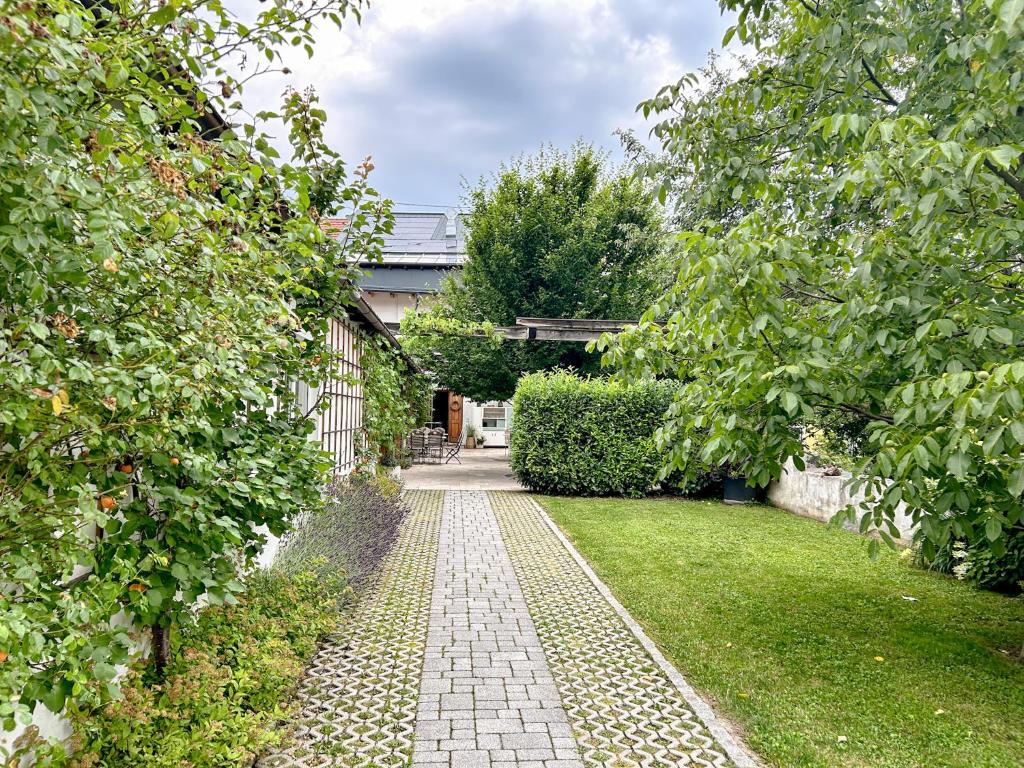 O grădină în afara FrühstücksHotel Scharinger