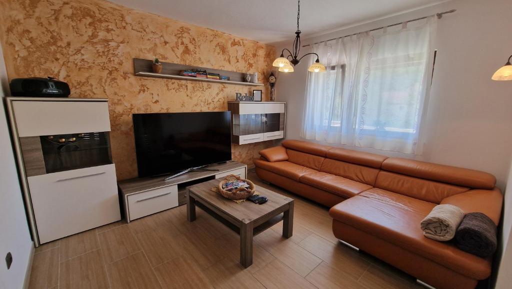 TV a/nebo společenská místnost v ubytování Villa Ana