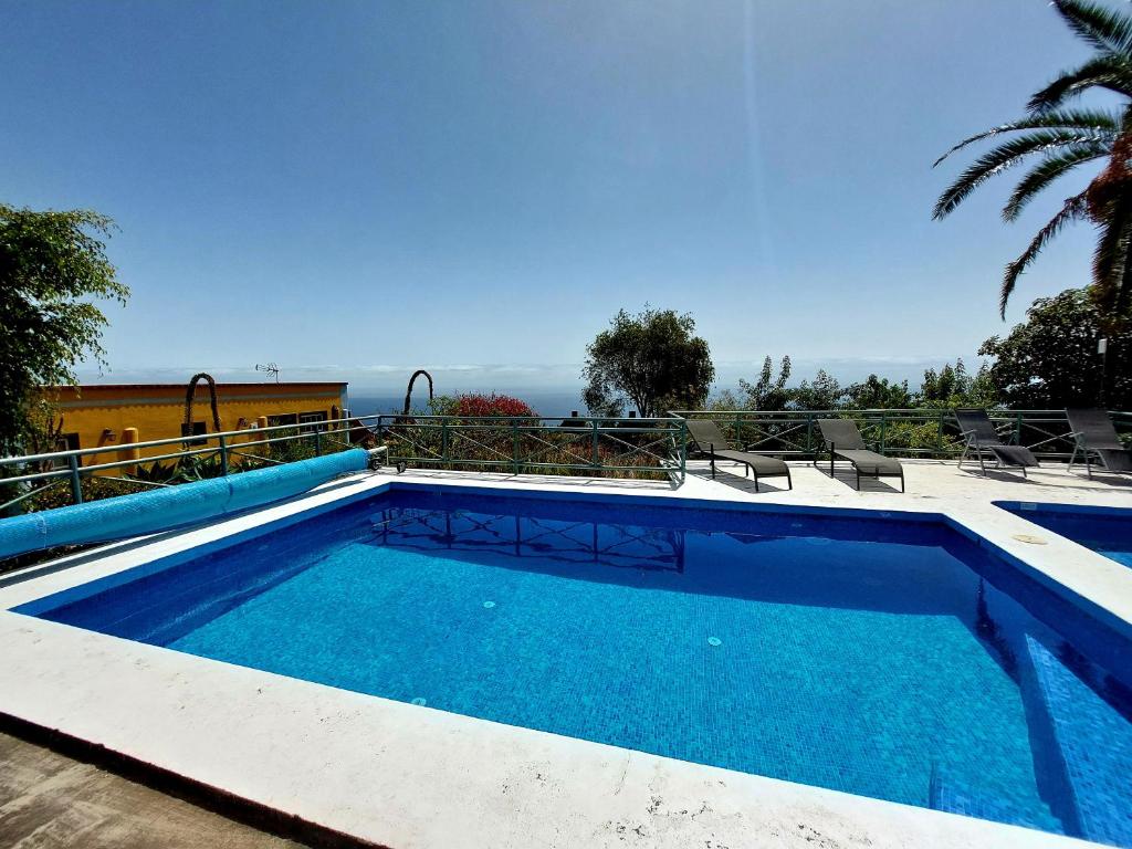 a large swimming pool with blue water at Villa Asunción D in Breña Baja