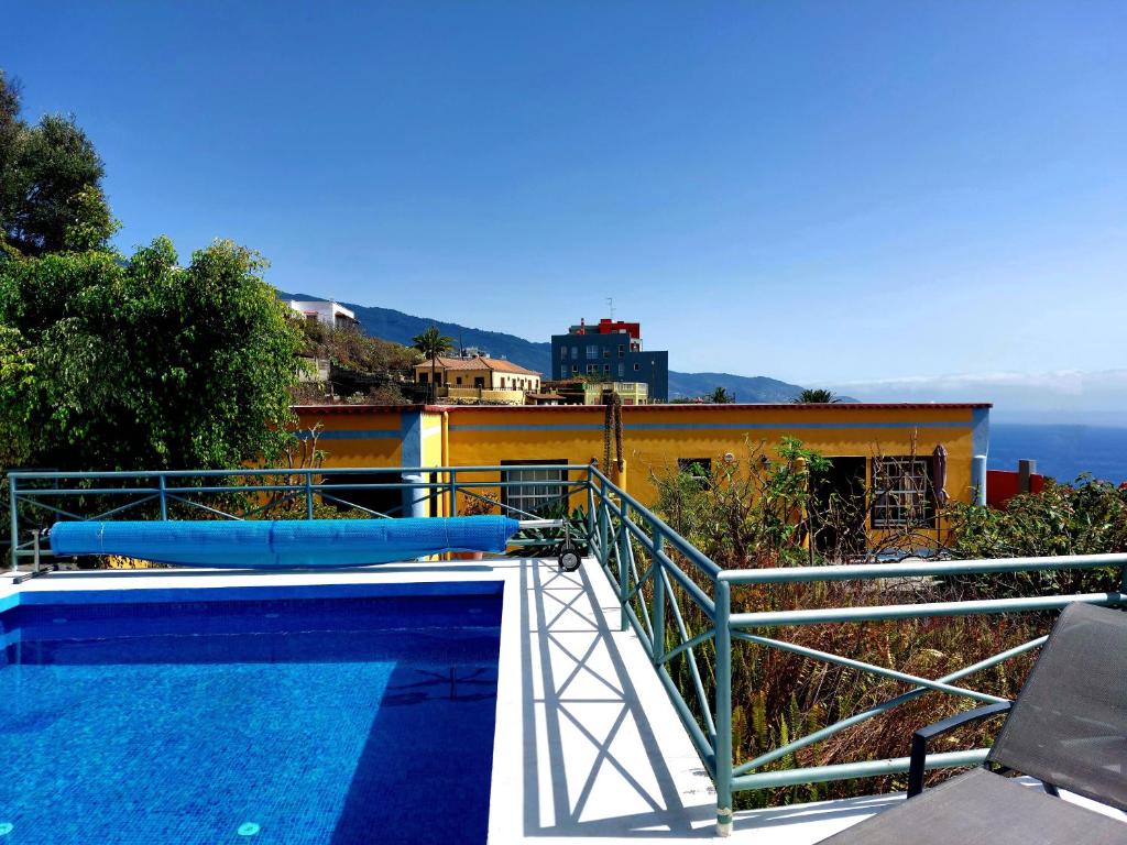 ブレーニャ・バハにあるVilla Asunción Dの建物の上にあるプール