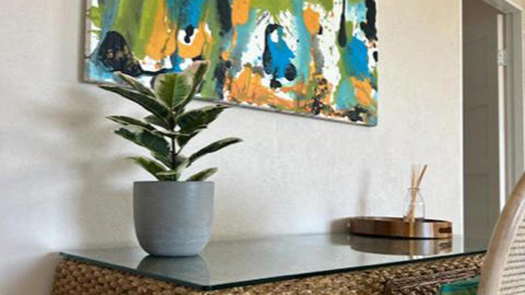 Welcome to Hope Winds, a charming property ranch-style house on a seren - Casa De Vacaciones