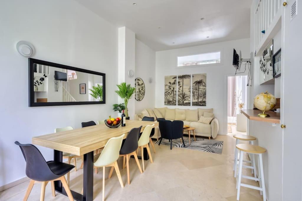 une salle à manger et un salon avec une table et des chaises dans l'établissement Luxe Parisien au cœur du Marais, à Paris