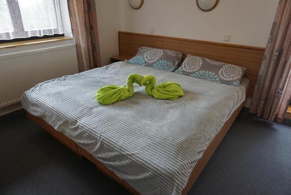 Postel nebo postele na pokoji v ubytování Hotel Křemešník