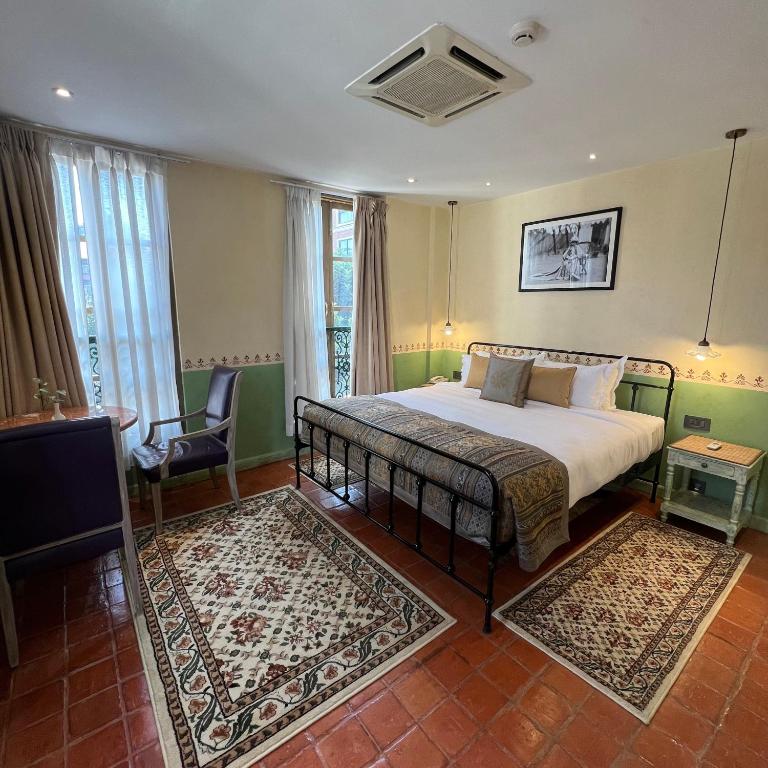 Postel nebo postele na pokoji v ubytování Seto Ghar Hotel