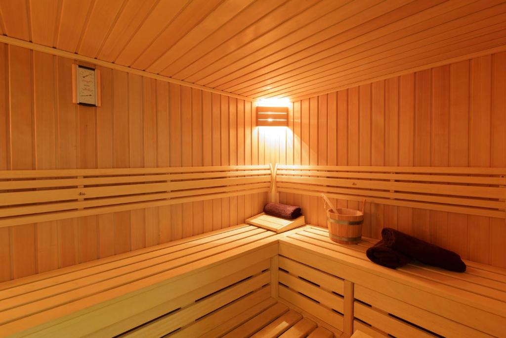 drewniana sauna z oświetleniem w środku w obiekcie Baltic Inn w Pogorzelicy