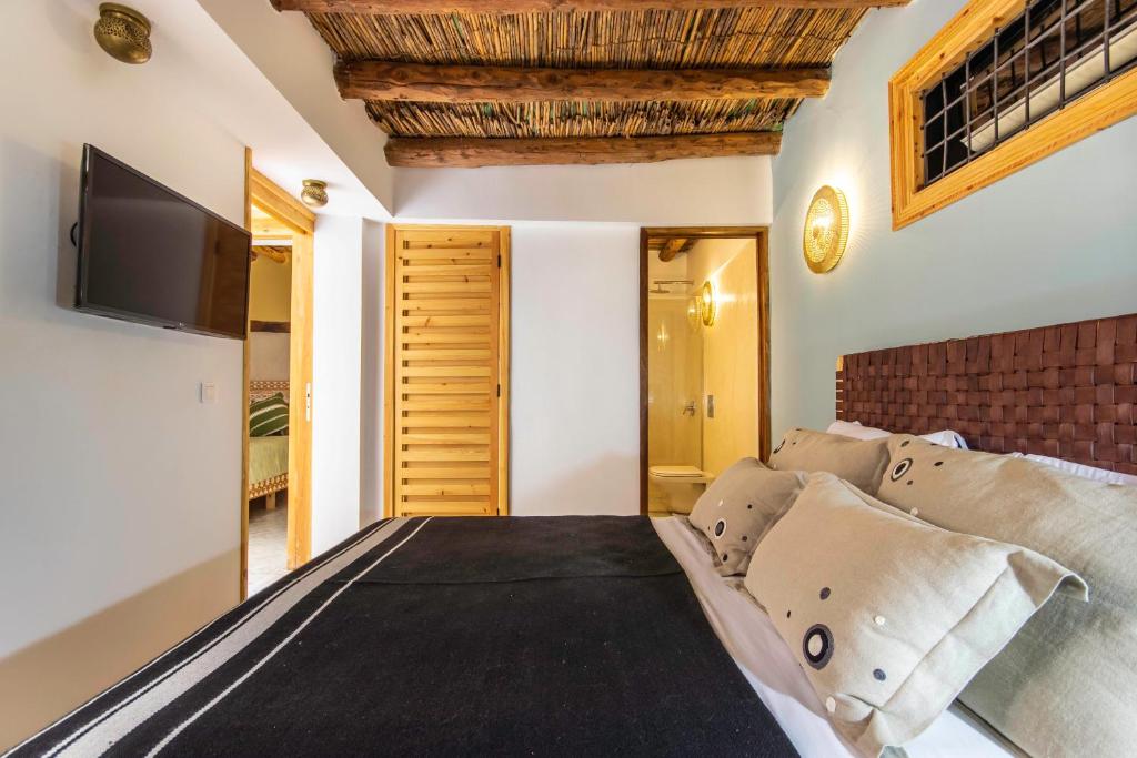 TV a/nebo společenská místnost v ubytování Riad Les Suites Marrakech