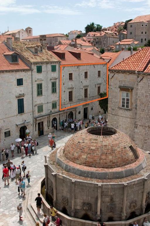 ドゥブロヴニクにあるKlarisa Palace Roomsの建物のある街歩き集団