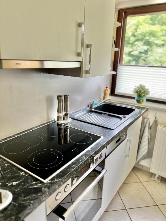 Kuchyň nebo kuchyňský kout v ubytování Peedy's luxuriöse 60m² Wohnung mit Balkonterrasse