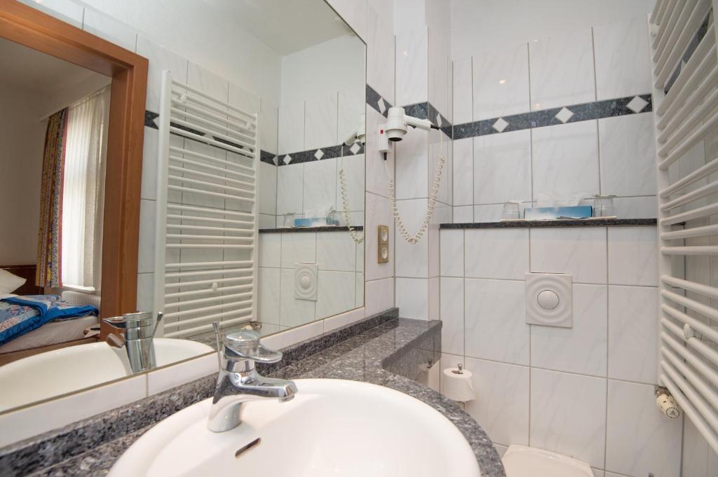Koupelna v ubytování Inselhotel Cornelius