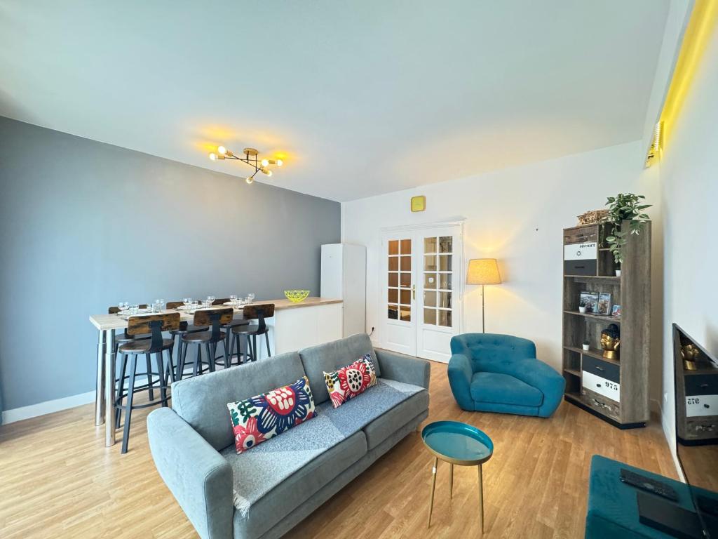 a living room with a couch and a table at De Gaulle - Parade 24h - Parking - 6 pers in Le Mans