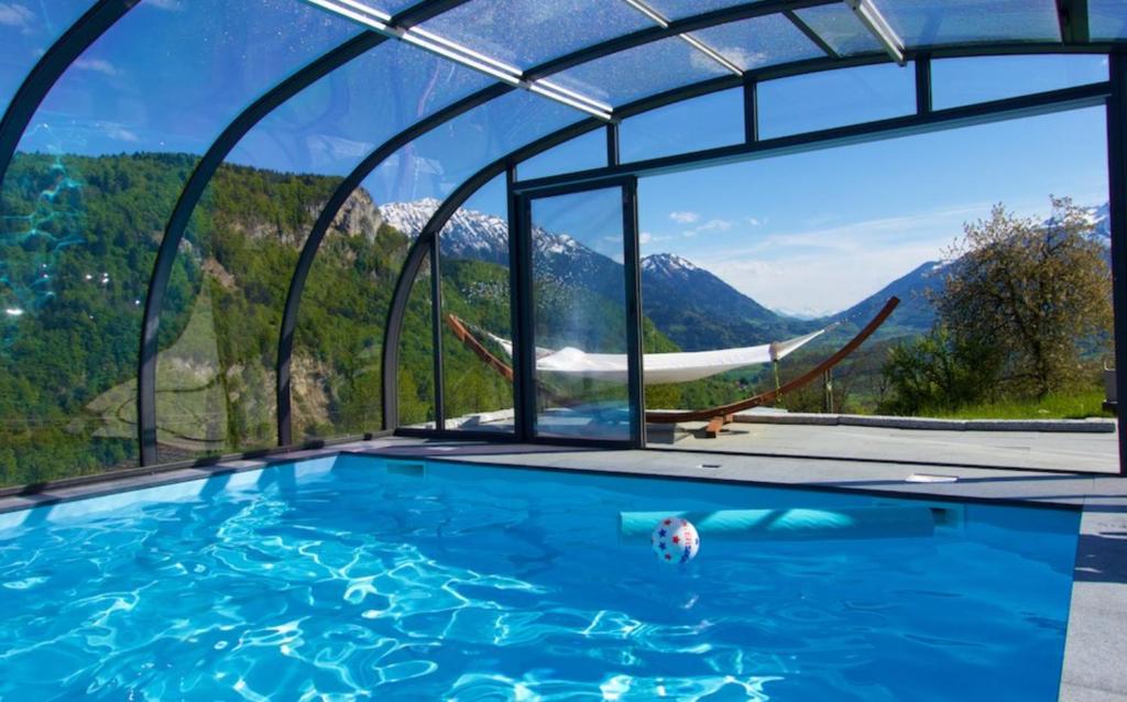une piscine avec vue sur les montagnes dans l'établissement Chalet Arclosan - Saint-Ferréol, à Saint-Ferréol