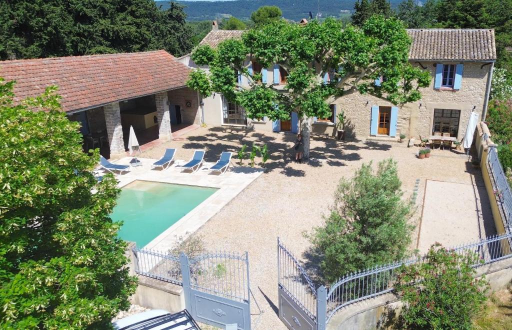 una vista aérea de una casa con piscina en Villa des Sables, en Sablet