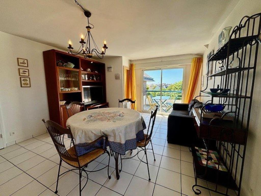 une salle à manger avec une table et un canapé dans l'établissement Appartement 3 pièces avec loggia, centre-ville Quiberon, 20m de la plage, animaux acceptés - FR-1-478-126, à Quiberon