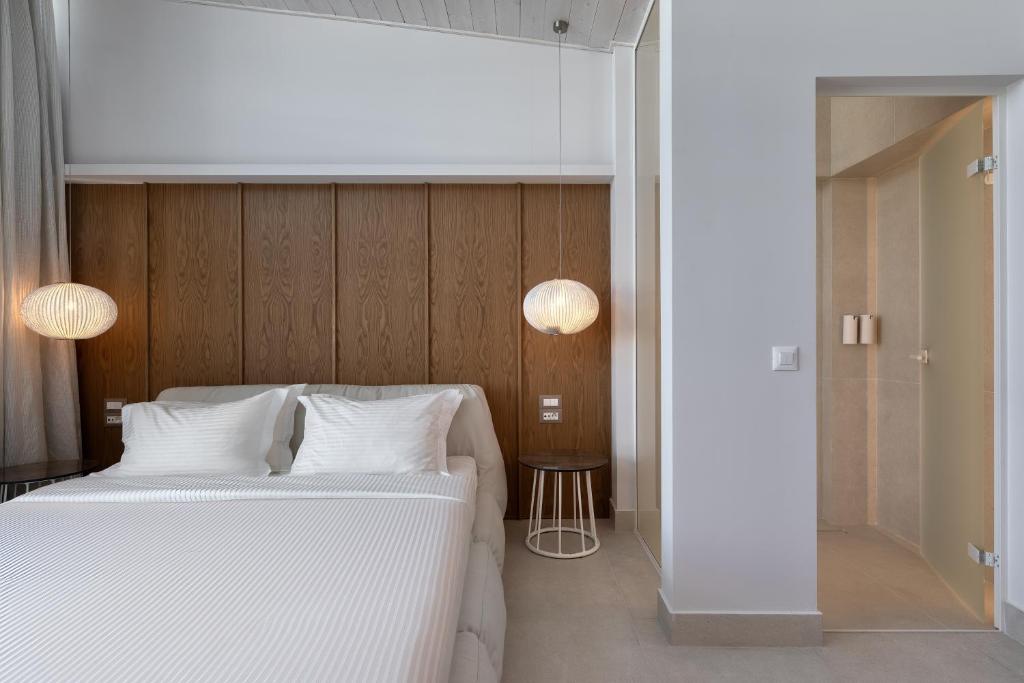 Postel nebo postele na pokoji v ubytování Flisvos Royal Hotel & Suites