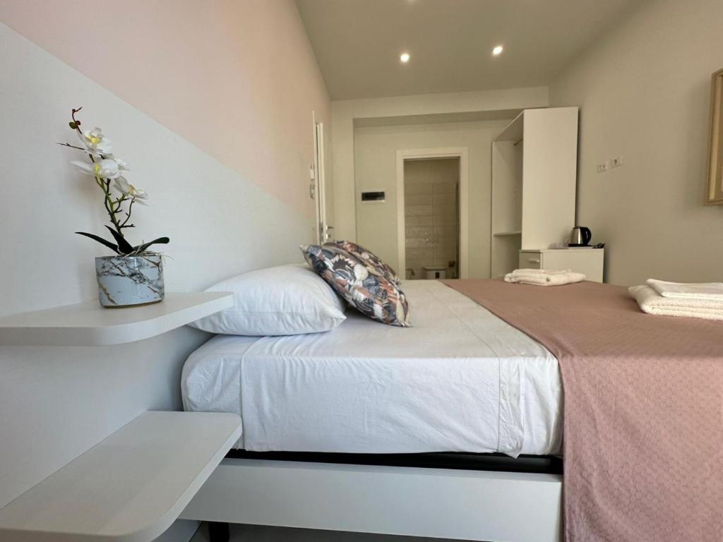 una camera da letto con un letto e una pianta di Pasitea Tropea a Tropea