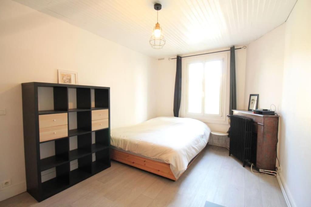 une chambre avec un lit, une commode et une fenêtre dans l'établissement Disponible - Appartement Entier - Matelas Emma - RERB, 5mn Paris - 2 pers - Parking Rue Gratuit - Tout équipé - 1er étage - 2, à Arcueil
