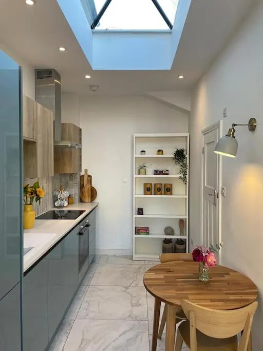 Sunny Air Conditioned Studio with Parking and Private Entrance
