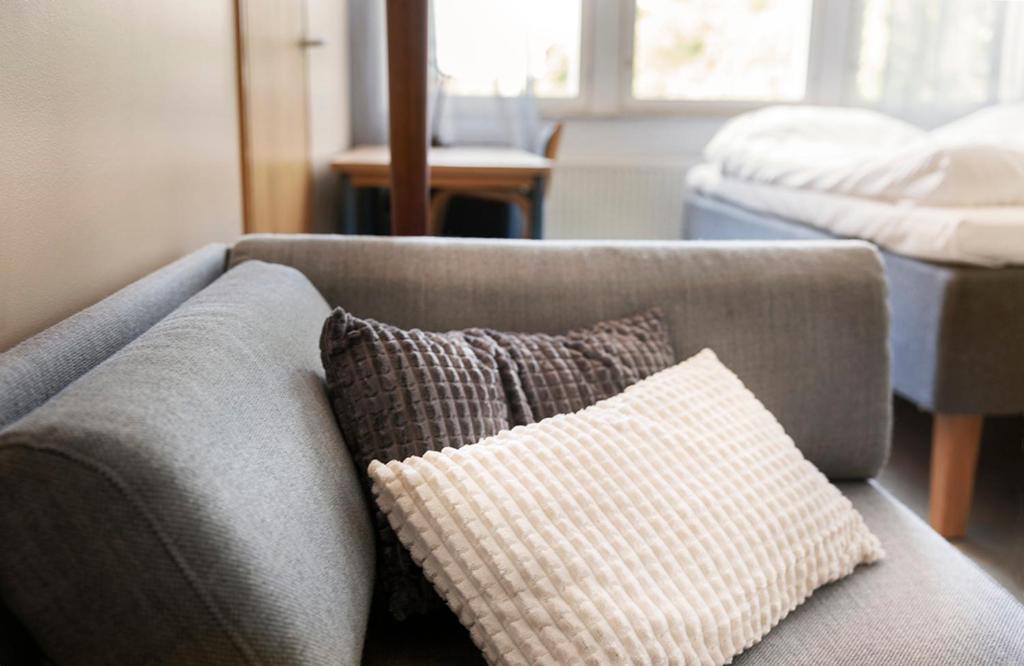 un divano con due cuscini in soggiorno di CityLoginn a Närpiö