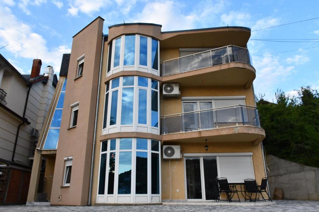 un bâtiment avec un balcon sur le côté dans l'établissement Apartment Germia, à Pristina