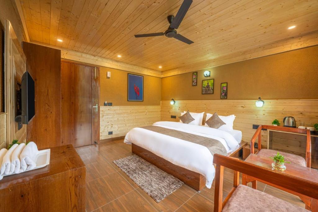 Postel nebo postele na pokoji v ubytování The Nature Dreams I Vacations I Conference I MICE I Family Events I Open Air Terrace I Sky Bonfire I Kufri by Exotic Stays