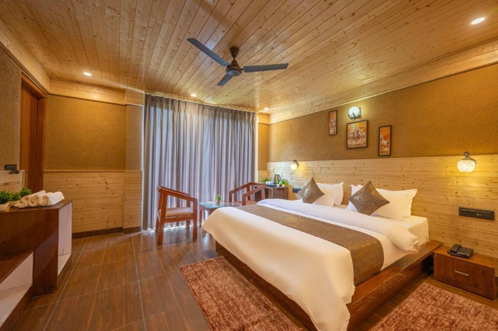 Postel nebo postele na pokoji v ubytování The Nature Dreams I Vacations I Conference I MICE I Family Events I Open Air Terrace I Sky Bonfire I Kufri by Exotic Stays