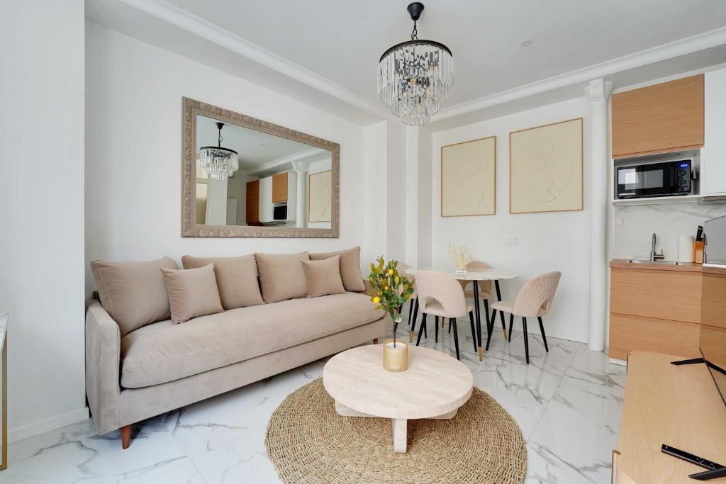 un salon avec un canapé et une table dans l'établissement Cosy and Chic 1BR - 4P- Eiffel Tower - Trocadero, à Paris