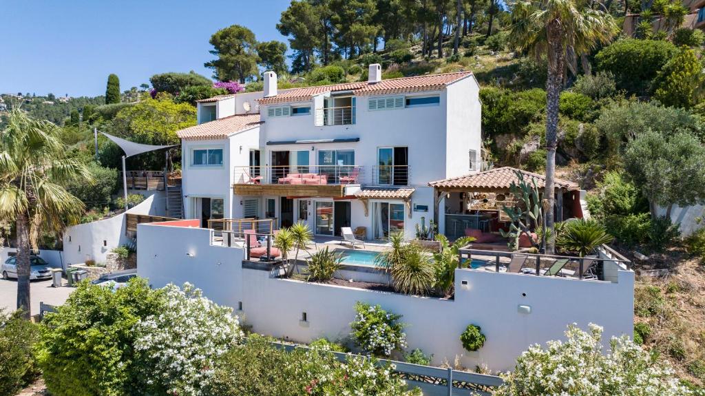 une image d'une villa avec piscine dans l'établissement Provence Villa 11 Personnes vue mer Almanarre KiteSurf, à Carqueiranne