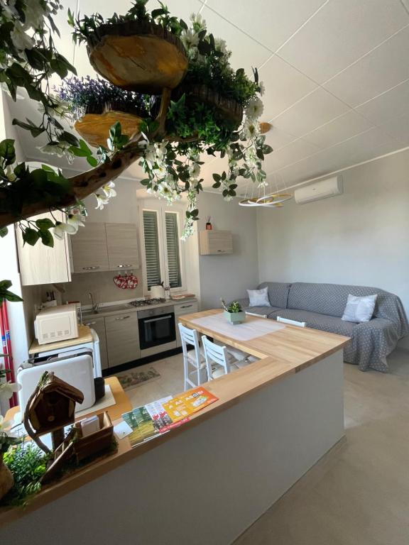 a kitchen and living room with a table and a counter top at Il Casale Appartamento Assisi in Assisi