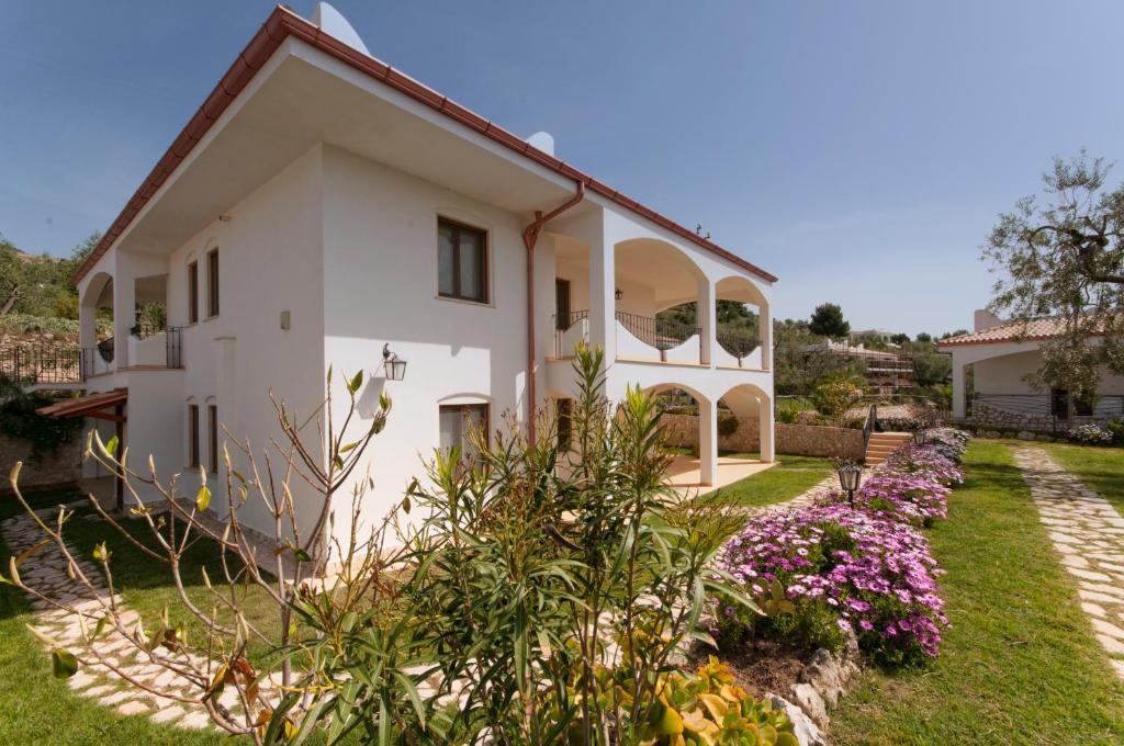 Casa blanca con jardín y flores en Residence L'Uliveto, en Mattinata