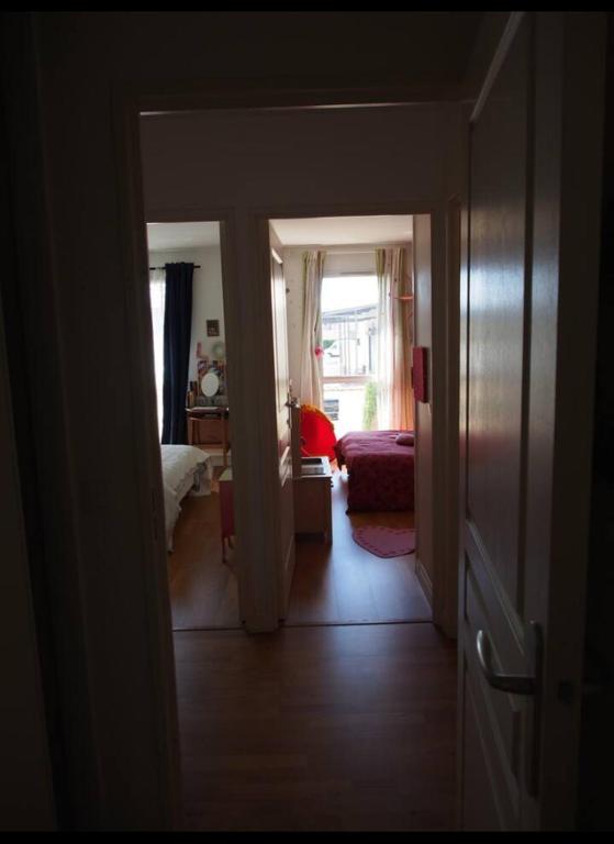 un couloir avec une chambre avec un lit et une fenêtre dans l'établissement Le bon coin, à Bordeaux