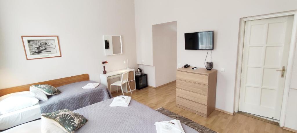 Posteľ alebo postele v izbe v ubytovaní Budapest Csaszar Hotel