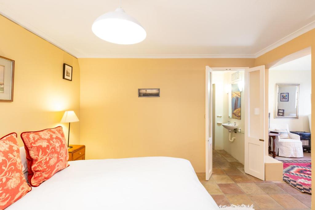 Voodi või voodid majutusasutuse Quarterdeck Cottage Kalk Bay - No Load Shedding toas