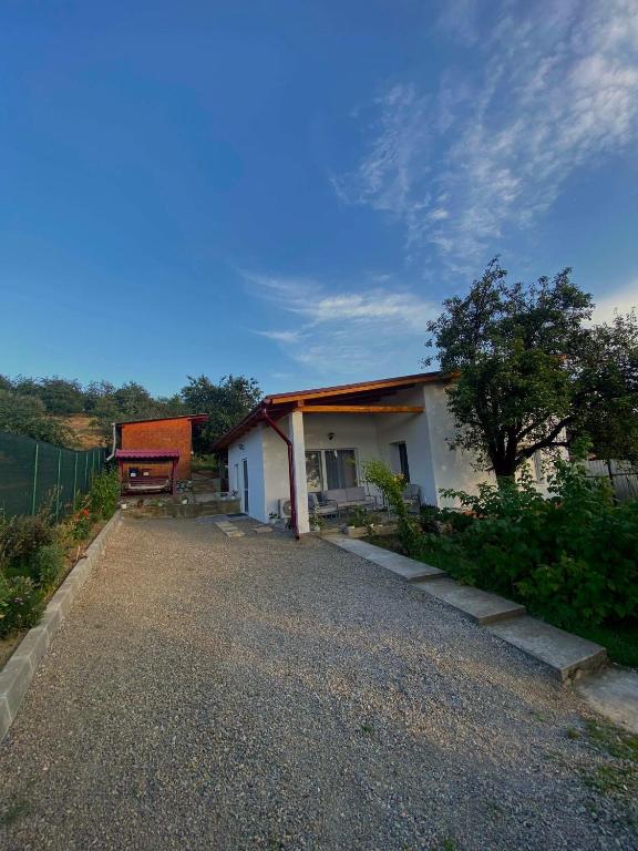 a small white house with a gravel driveway at Casa Mimi in Oradea