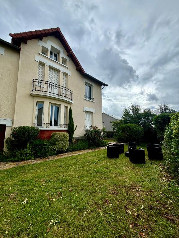 une grande maison avec une pelouse devant dans l'établissement Grande Maison Clermont Ferrand, à Clermont-Ferrand