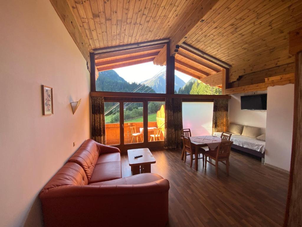 Nespecifikovaný výhled na hory nebo výhled na hory při pohledu z hotelu