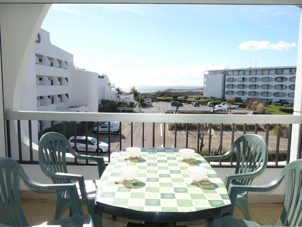 - une table sur un balcon avec vue sur le parking dans l'établissement Studio cabine 4 pers - Plage à 50m - Parking privé - FR-1-328-89, à La Grande Motte